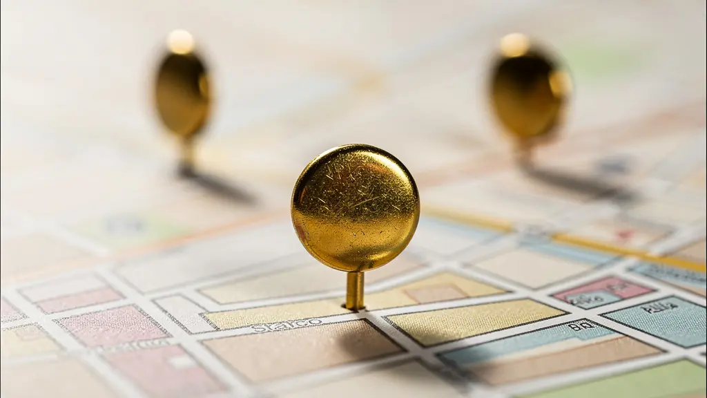 Vue macro d'une carte de quartier avec épingles dorées marquant trois emplacements